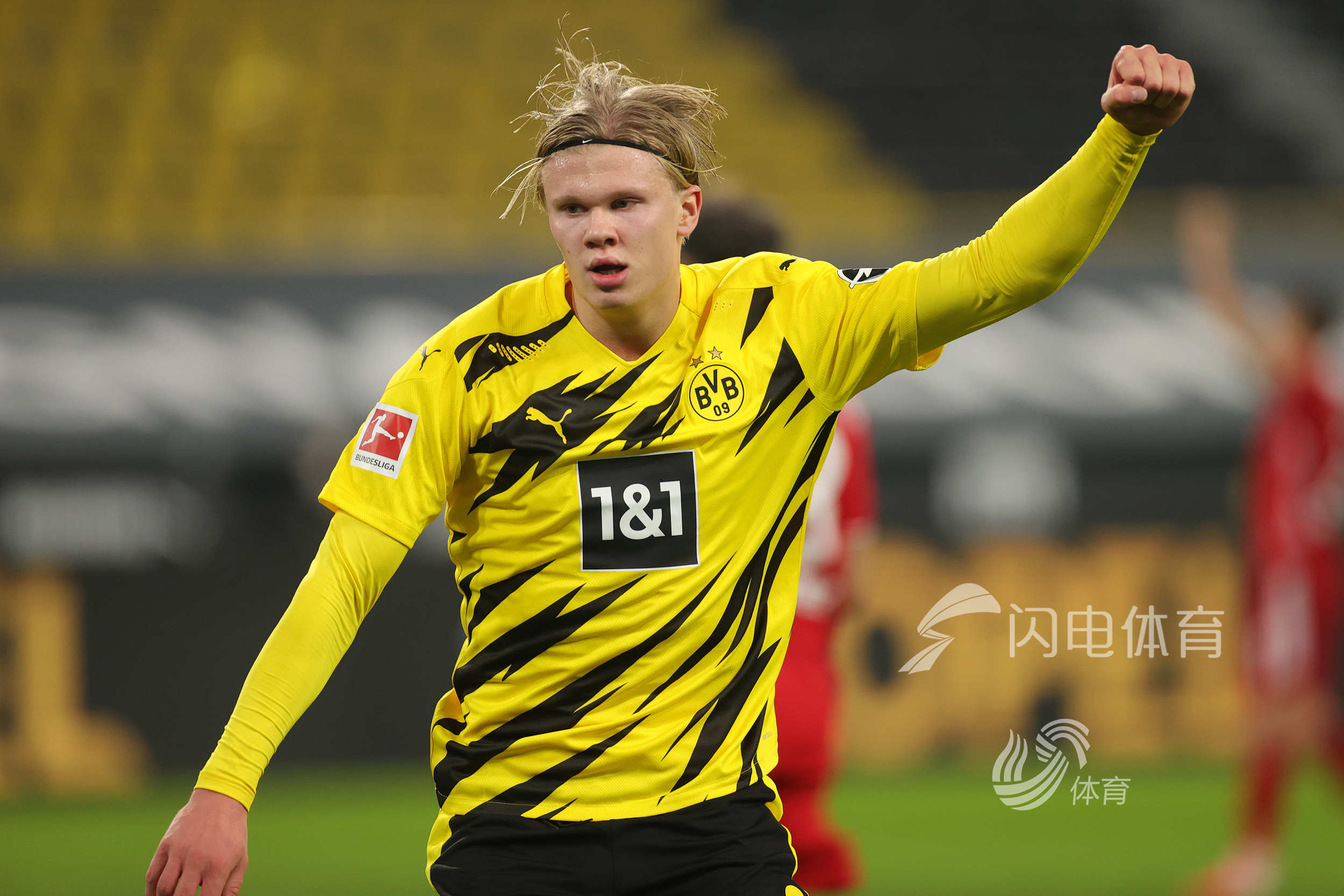 汪涵陪儿子马术比赛展现轻松生活面，体现家庭关怀与育儿智慧，引发网友热议。